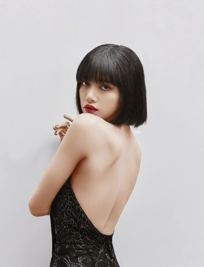 Jennie khoe rãnh lưng đẹp, fan chỉ ra loạt sao nữ gợi cảm ngang cơ