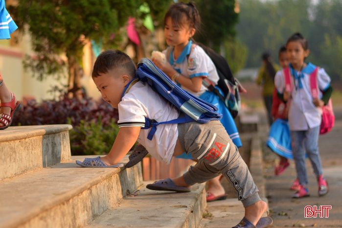 Cậu bé 8 tuổi đến trường bằng đôi tay rướm máu, mơ ước có đôi chân giả