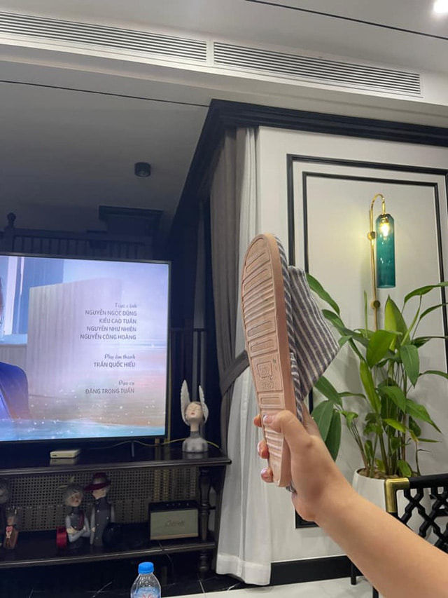 Ức chế với Hương Vị Tình Thân: Người thân Phương Oanh ném dép tivi