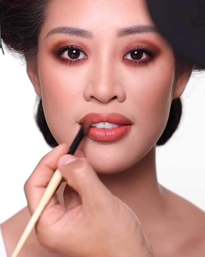 Khánh Vân lộ mặt mộc nhợt nhạt, lột xác nhờ chuyên gia make-up quốc tế