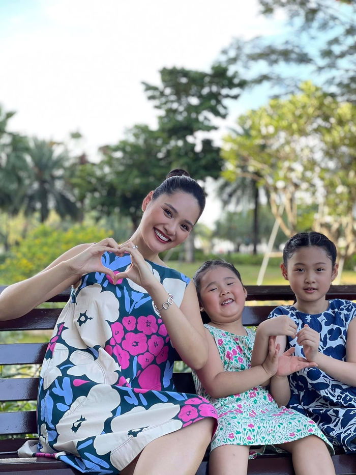 Khéo đẻ như Hoa Hậu Hương Giang: Hai con gái đẹp tựa thiên thần