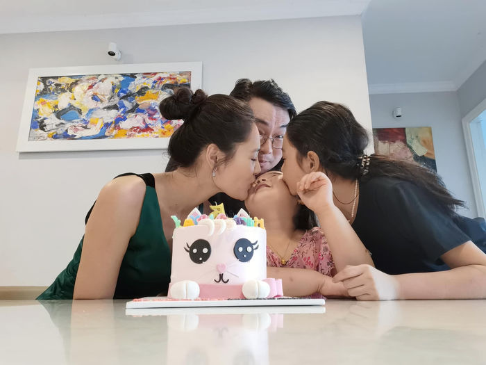 Khéo đẻ như Hoa Hậu Hương Giang: Hai con gái đẹp tựa thiên thần