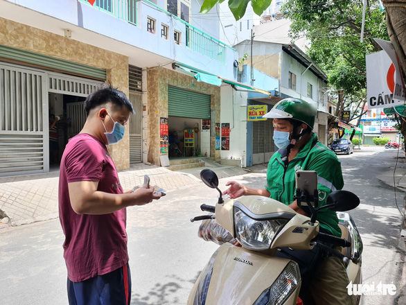 Khi shipper phải xếp hàng chờ đến lượt giao: đừng bực dọc nếu đợi lâu