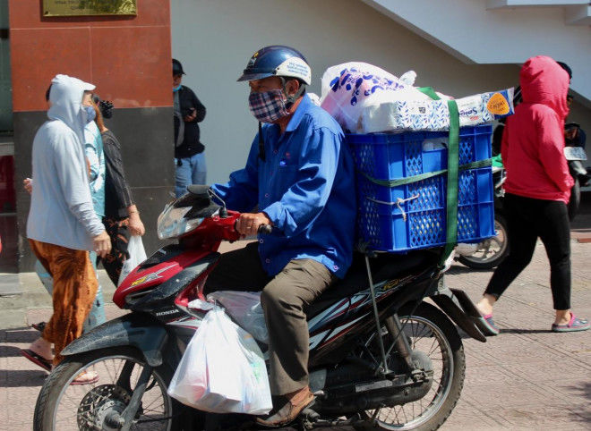 Khi shipper phải xếp hàng chờ đến lượt giao: đừng bực dọc nếu đợi lâu