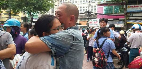 Bố ôm an ủi khi con gái nghẹn ngào con thi trượt rồi