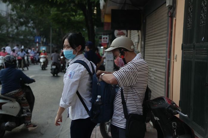Bố ôm an ủi khi con gái nghẹn ngào con thi trượt rồi