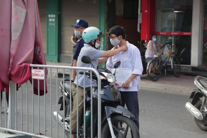 Bố ôm an ủi khi con gái nghẹn ngào con thi trượt rồi