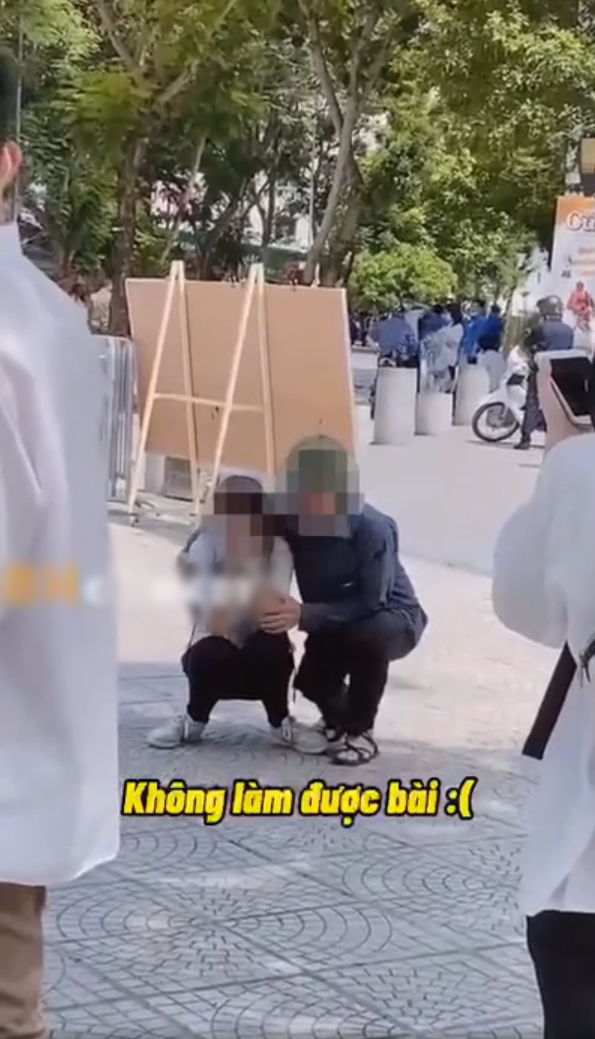 Bố ôm an ủi khi con gái nghẹn ngào con thi trượt rồi