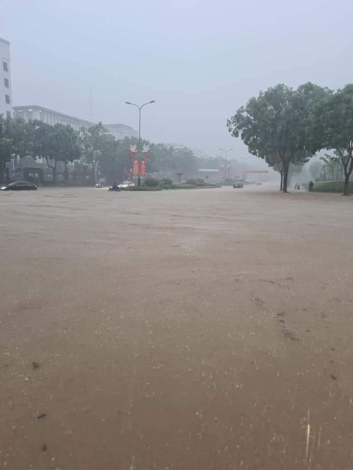 Lào Cai sau cơn mưa: Vùng núi cũng biến thành sông, nhấn chìm ôtô