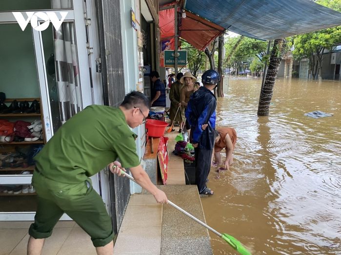 Lào Cai sau cơn mưa: Vùng núi cũng biến thành sông, nhấn chìm ôtô
