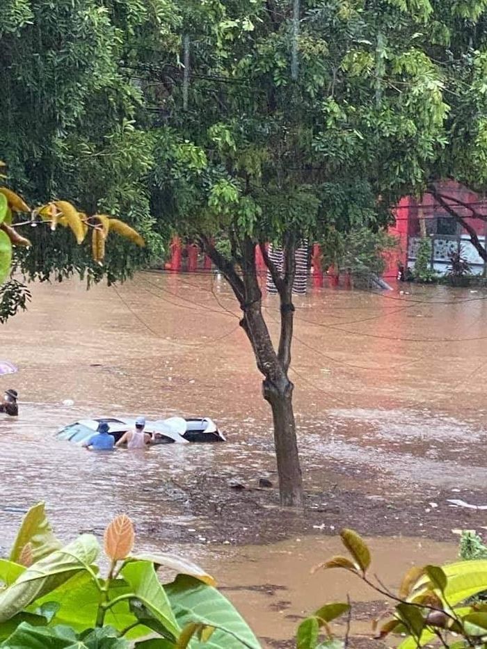 Lào Cai sau cơn mưa: Vùng núi cũng biến thành sông, nhấn chìm ôtô