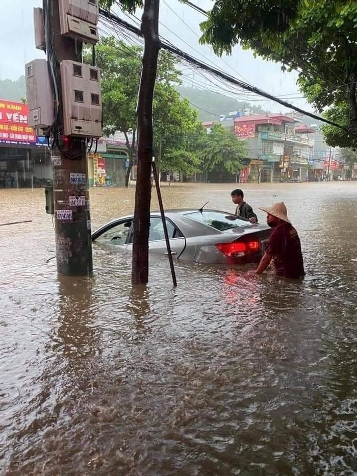 Lào Cai sau cơn mưa: Vùng núi cũng biến thành sông, nhấn chìm ôtô