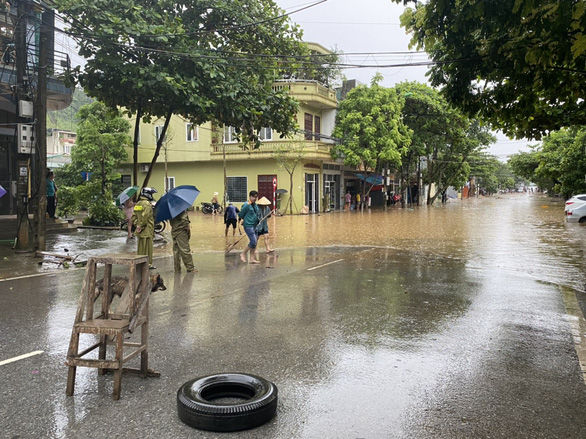 Lào Cai sau cơn mưa: Vùng núi cũng biến thành sông, nhấn chìm ôtô