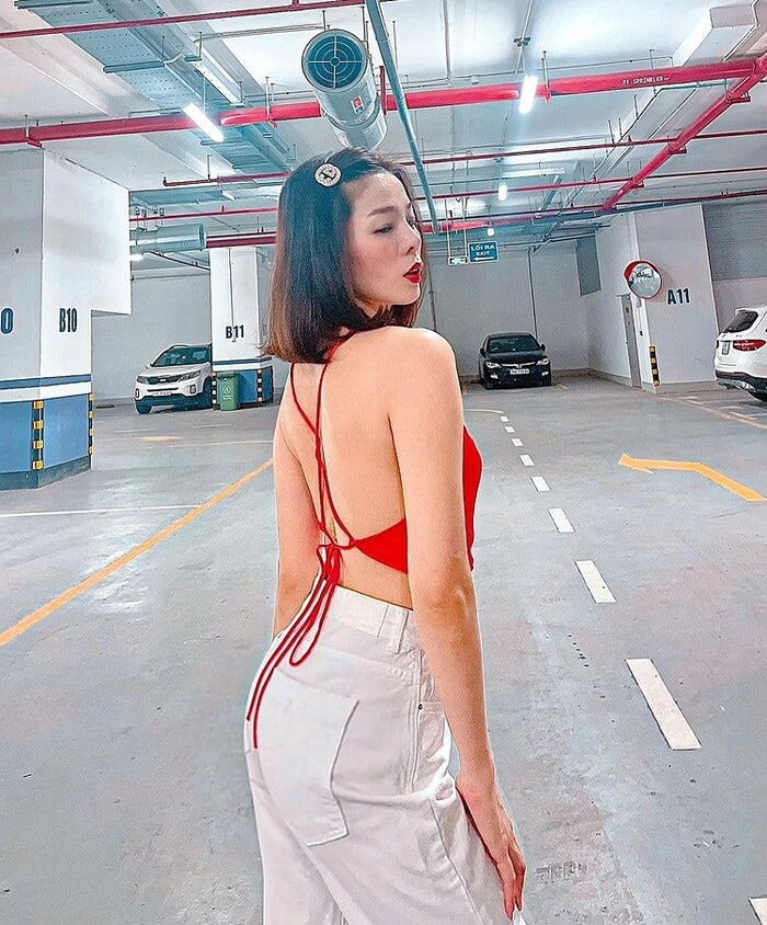 Lệ Quyên diện áo yếm hờ hững, chỉ khoe đúng bộ phận này trên cơ thể