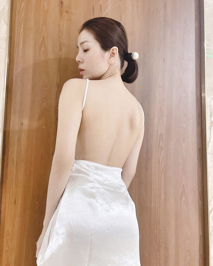 Lệ Quyên diện áo yếm hờ hững, chỉ khoe đúng bộ phận này trên cơ thể