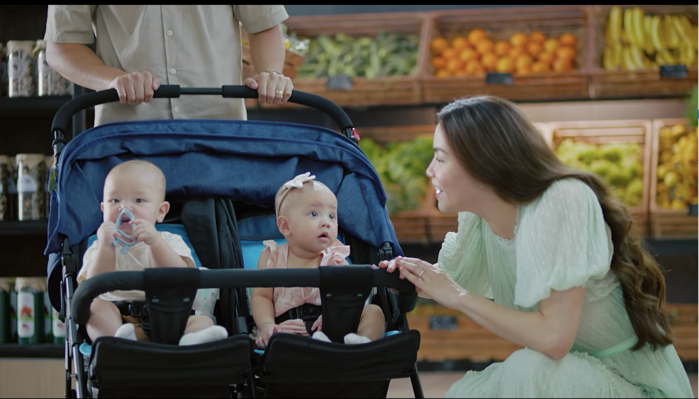 Leon - Lisa kiếm bộn tiền được cho bố mẹ khi mới 8 tháng tuổi
