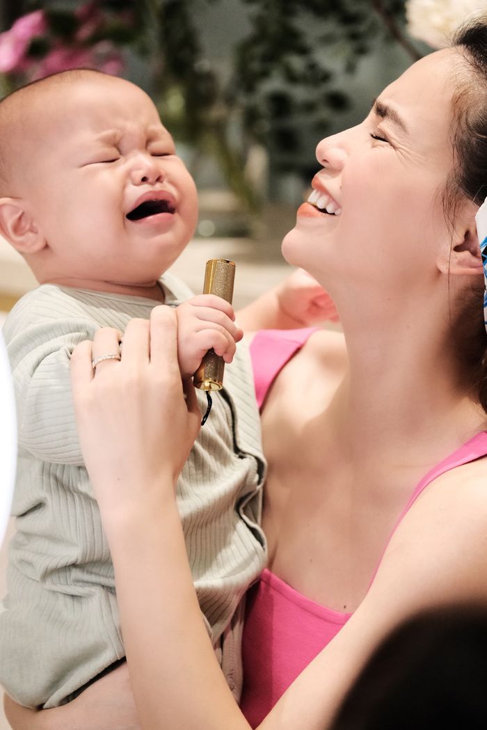 Leon - Lisa kiếm bộn tiền được cho bố mẹ khi mới 8 tháng tuổi