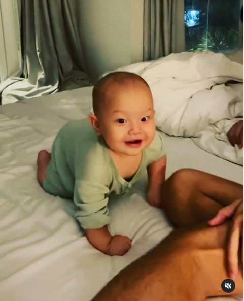 Leon mới 8 tháng tuổi đã biết nịnh ba trước khi đi ngủ