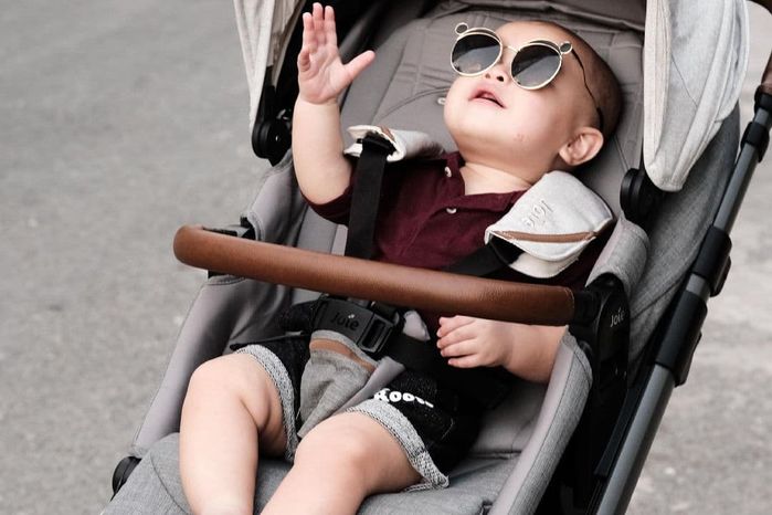 Leon mới 8 tháng tuổi đã biết nịnh ba trước khi đi ngủ