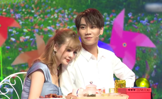 Liên tục gây tranh cãi nam chính show hẹn hò xin lỗi, rời chương trình
