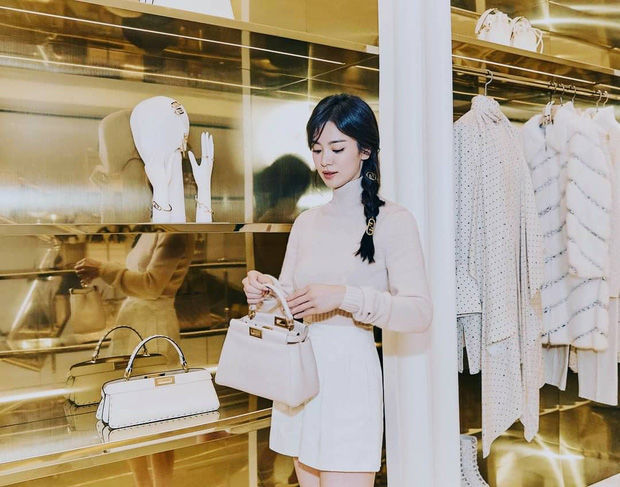 Lịm tim với ảnh mới của Song Hye Kyo: Nhìn chẳng nghĩ là nấm lùn
