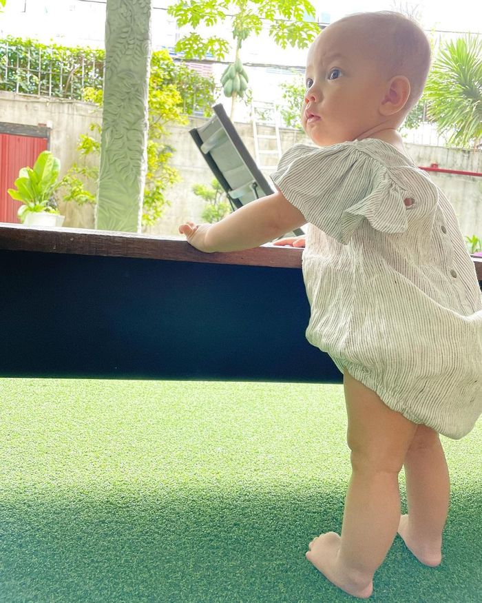 Lisa 9 tháng: Đã chập chững tập đứng, ngồi luôn vào lòng Leon