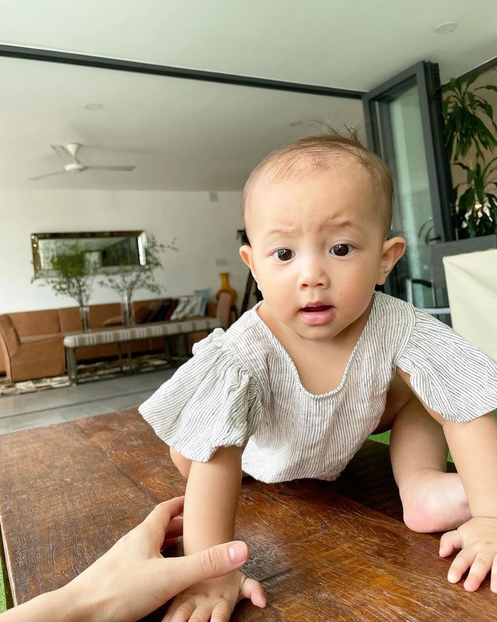 Lisa 9 tháng: Đã chập chững tập đứng, ngồi luôn vào lòng Leon