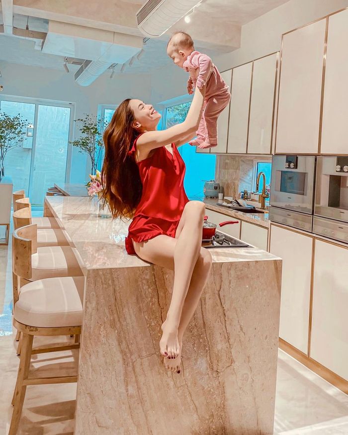 Lisa 9 tháng: Đã chập chững tập đứng, ngồi luôn vào lòng Leon
