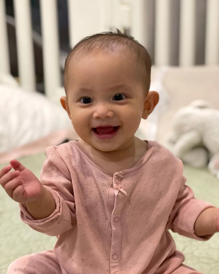 Lisa 9 tháng: Đã chập chững tập đứng, ngồi luôn vào lòng Leon