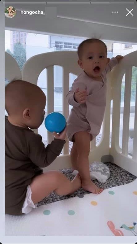 Lisa 9 tháng: Đã chập chững tập đứng, ngồi luôn vào lòng Leon