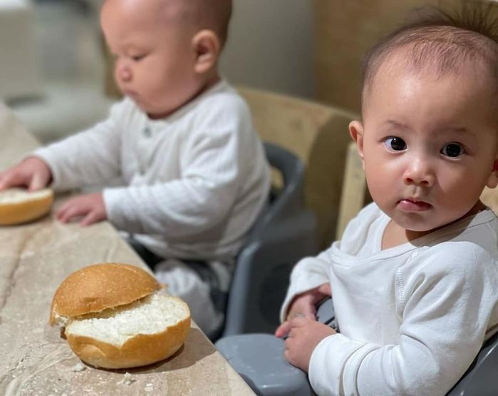 Lisa bị bắt trọn khoảnh khắc cười bung nóc: Leon mất vị trí độc tôn