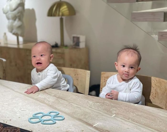 Lisa bị bắt trọn khoảnh khắc cười bung nóc: Leon mất vị trí độc tôn