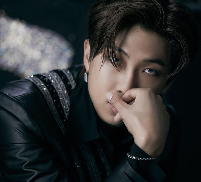 Không phải gà cưng nhưng RM (BTS) và loạt idol lại có bóng dáng YG