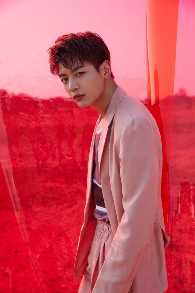 Loạt idol khác nhóm nhưng giống nhau: Lú nhất là Lucas - Minho