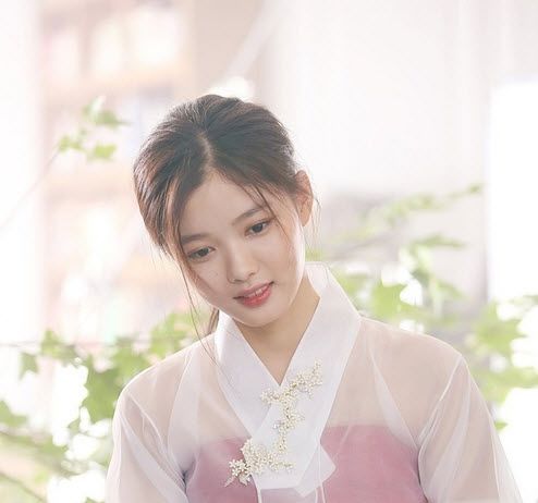Loạt mỹ nhân cổ trang xứ Hàn đỉnh nhất: IU, Kim Yoo Jung miễn chê
