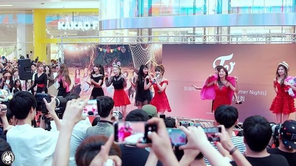 Mánh khóe của công ty quản lí Kpop: Mua album có thể đến fansign