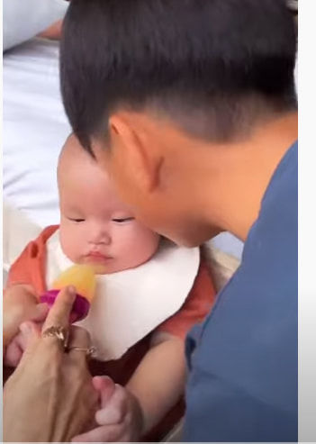 Mê anh hai Subeo như điếu đổ, Lisa và Leon đều bám như sam