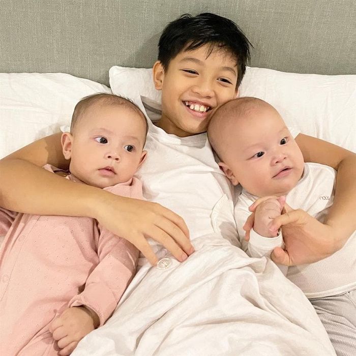 Mê anh hai Subeo như điếu đổ, Lisa và Leon đều bám như sam