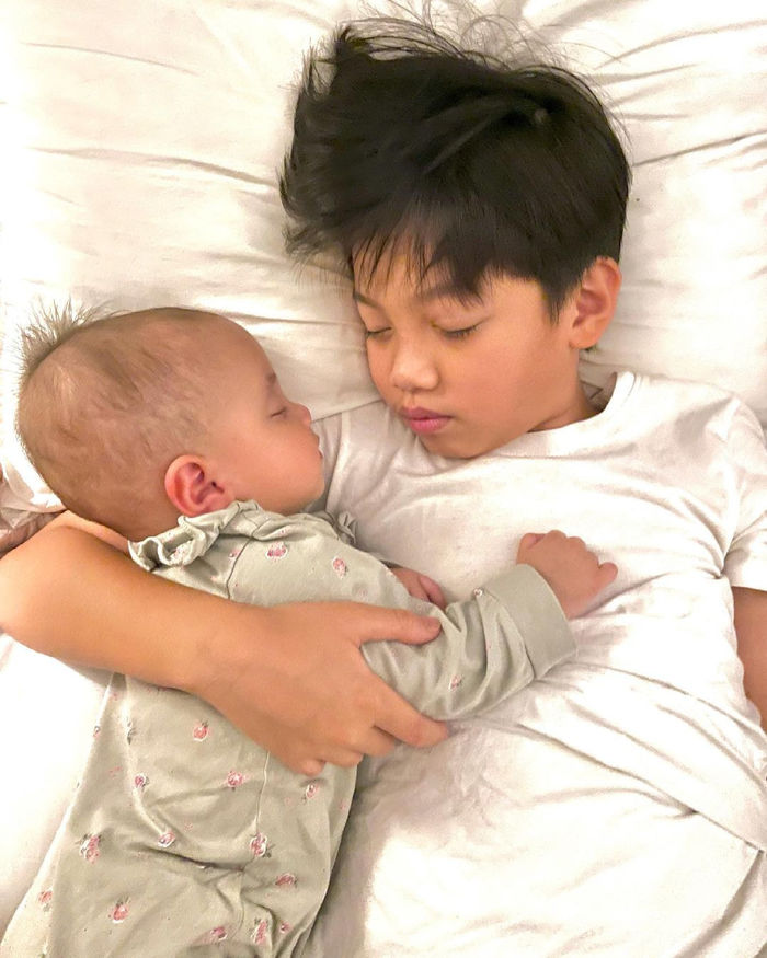 Mê anh hai Subeo như điếu đổ, Lisa và Leon đều bám như sam