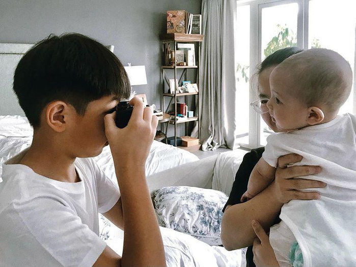 Mê anh hai Subeo như điếu đổ, Lisa và Leon đều bám như sam