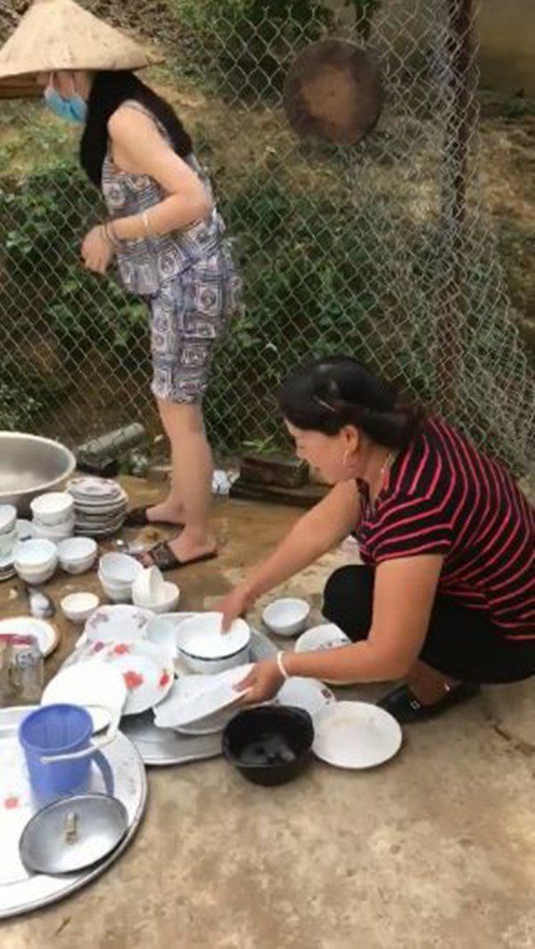 Mẹ chồng nhà người ta: Vệ sinh vùng kín sau sinh cho dâu không nề hà