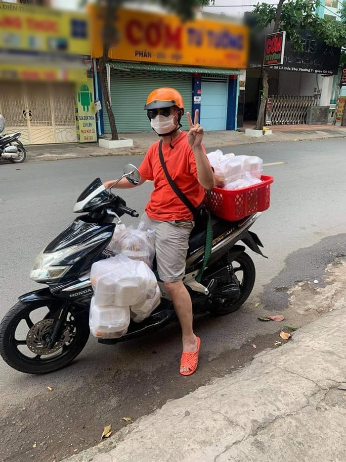 Thương mẹ khiếm thị, con trai nấu cơm tặng người khuyết tật mùa dịch