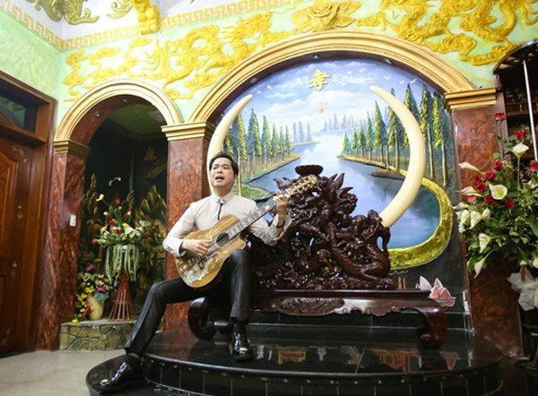 Mẹ ruột qua đời, từ nay Ngọc Sơn cô độc trong biệt thự bề thế