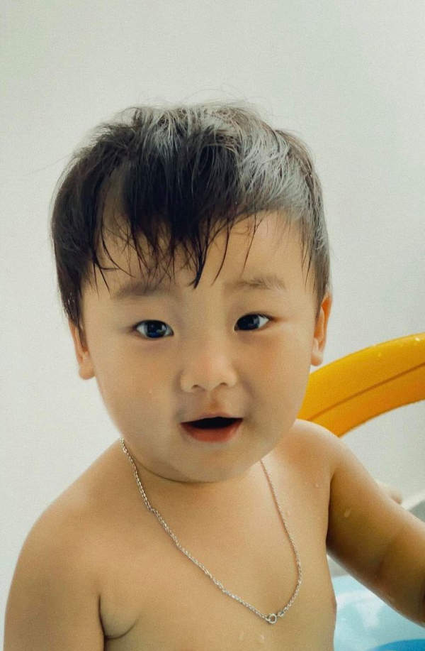 Mới 2 tuổi, quý tử nhà Hoà Minzy đã có trí nhớ siêu phàm