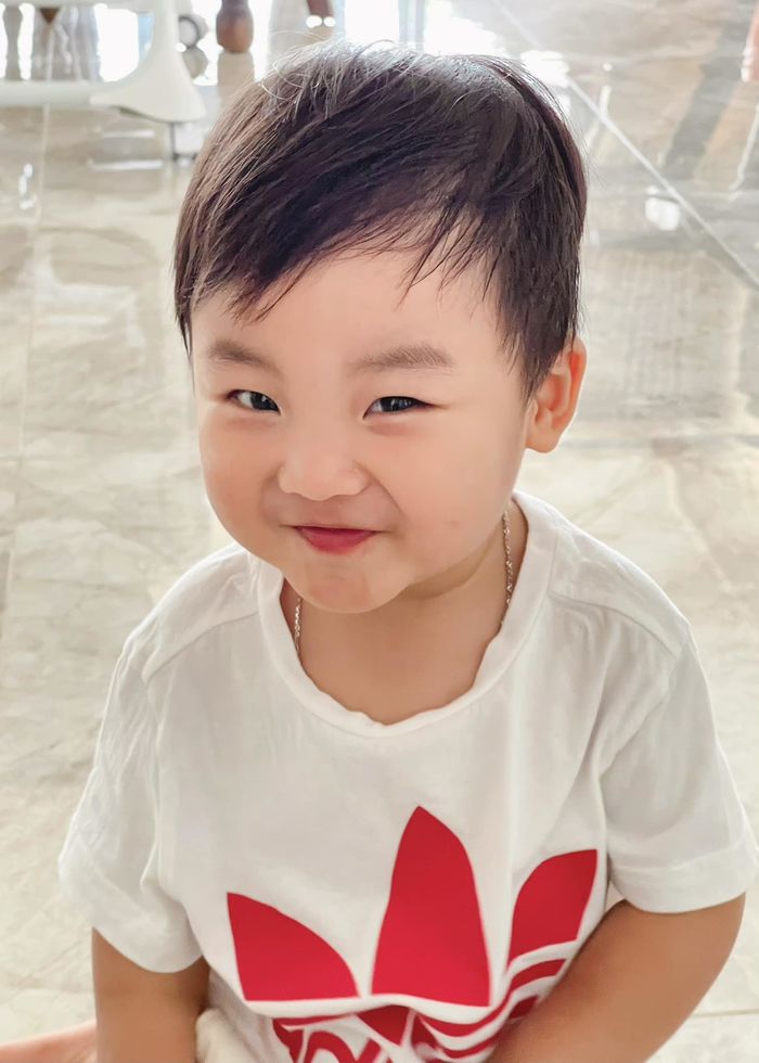 Mới 2 tuổi, quý tử nhà Hoà Minzy đã có trí nhớ siêu phàm