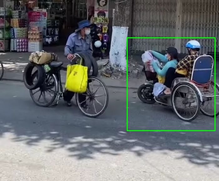 Mới nhận xong quà, chị gái khuyết tật chia bớt cho người khó khăn hơn