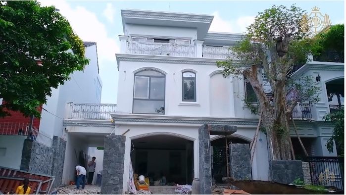 Mua nhà kiểu đại gia: Đoàn Di Băng tập con lối sống chanh sả