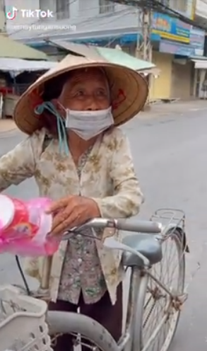 Ấm áp mùa dịch: siêu thị 0 đồng, người được cho 2 chỉ lấy 1