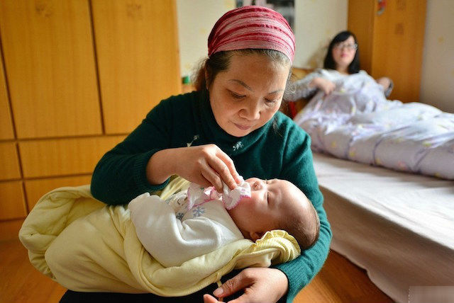 Muốn đưa họ ngoại vào tên con nhưng chồng bảo: Ngoại liên quan gì