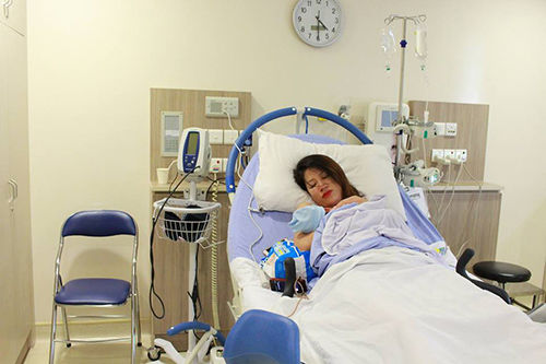 Mỹ nhân tỉnh bơ khi vượt cạn: Quế Vân tự đánh xe tới bệnh viện